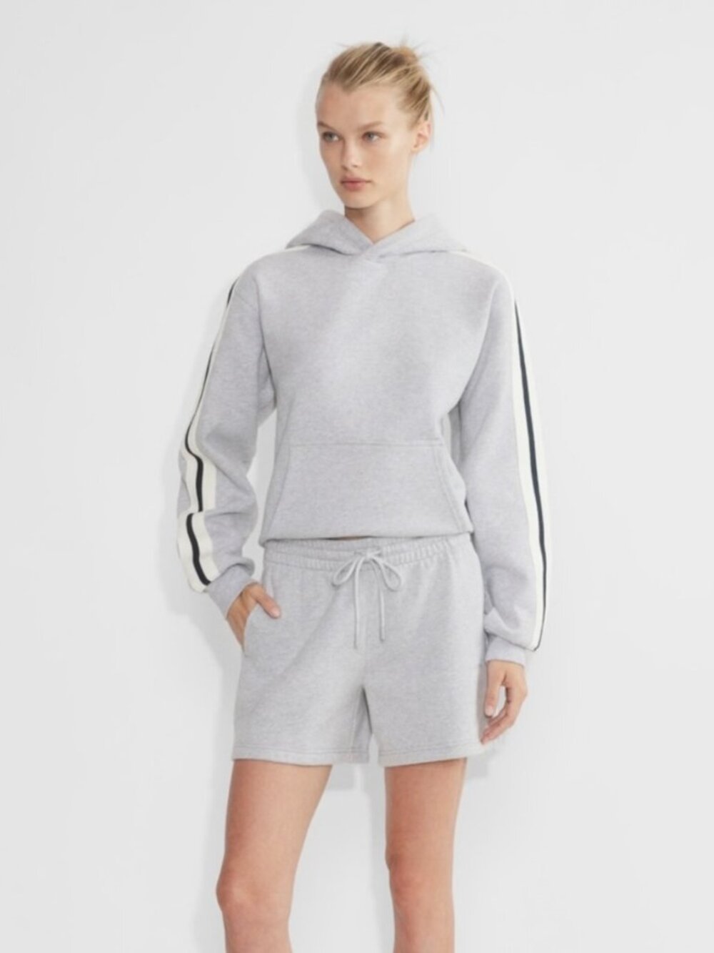 Aritzia TNA Cozy Sweatfleece Boyfriend Shorts Size M Heather Grey $60